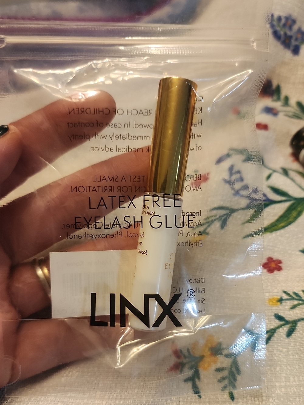 LINX White Latex-Free Eyelash Glue with Gold Cap
